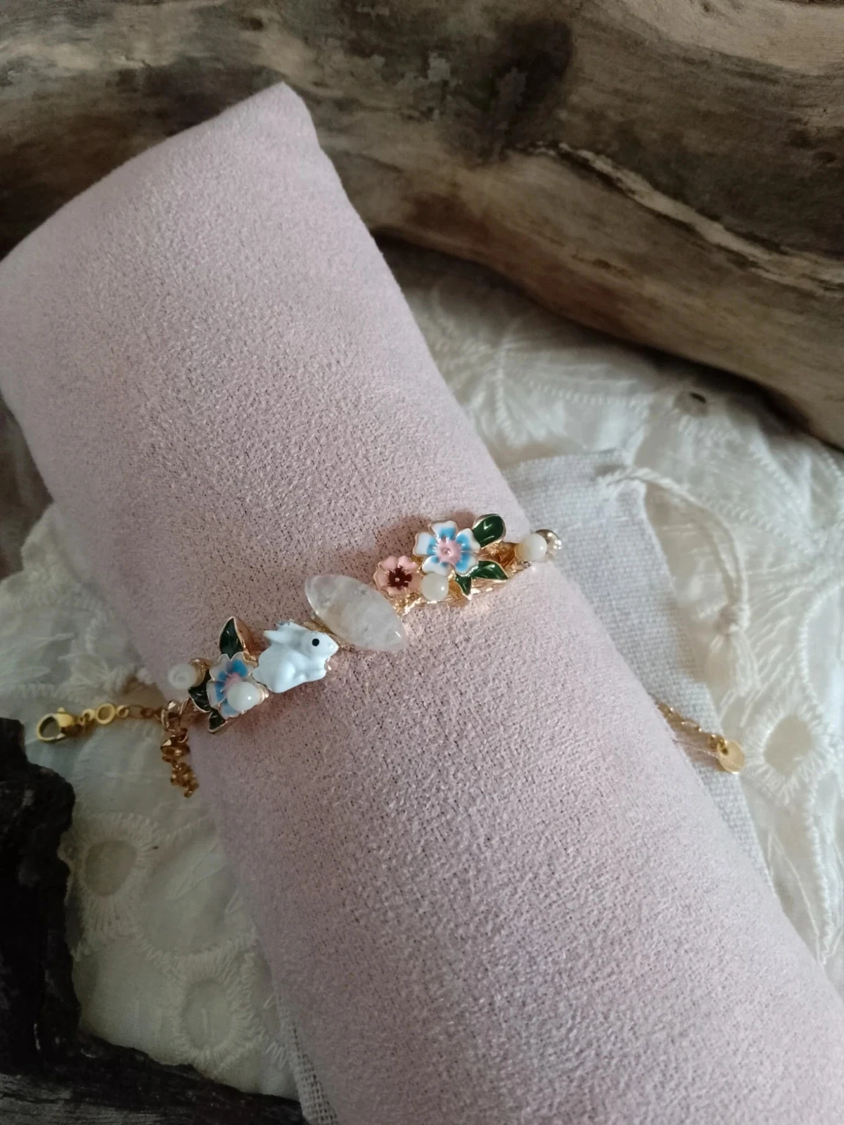 Pulseira boêmia com pedras naturais, coelho e flores – photo 4